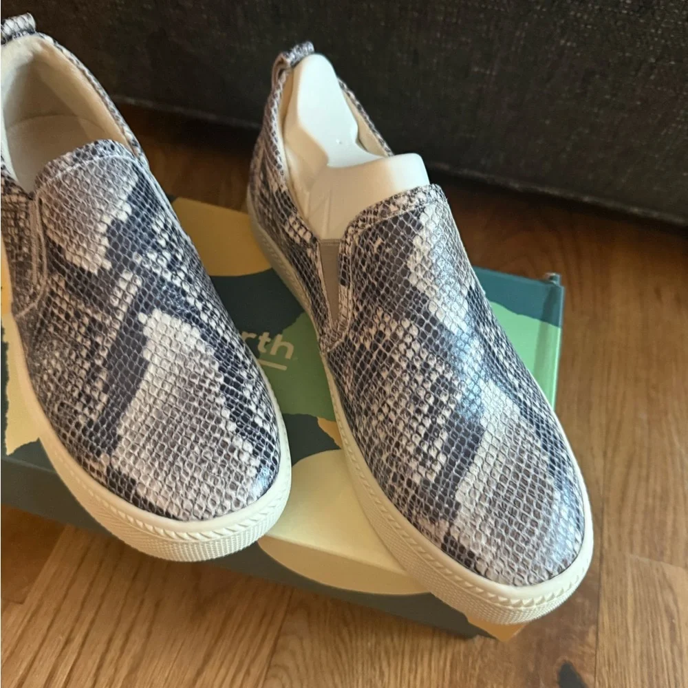 👠HP👠 NWT - Earth Size 7, Snakeskin Slip-on Sneakers